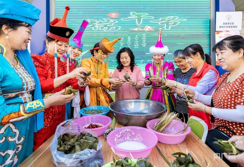 2025年端午节,各民族居民聚集在清泉街社区里共同包粽子(央广网发 丁根厚 摄)