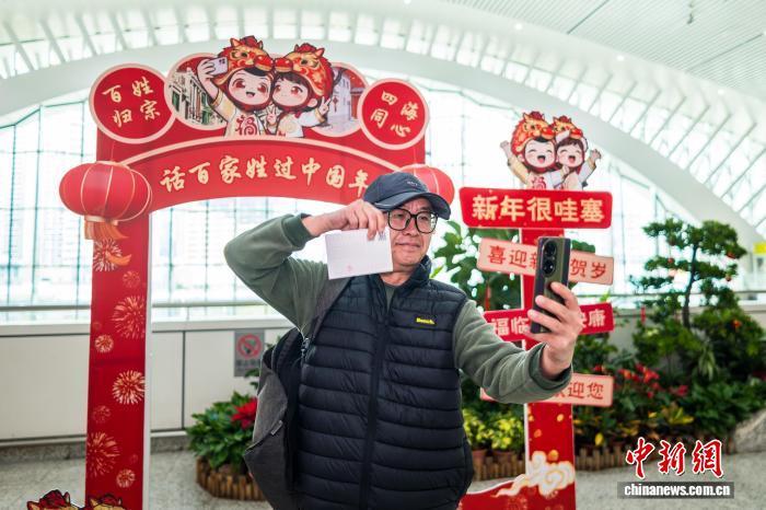 10日，“话百家姓，过中国年”姓氏文化互动活动在厦门火车站厦门站举行。　 中新网记者 李思源 摄