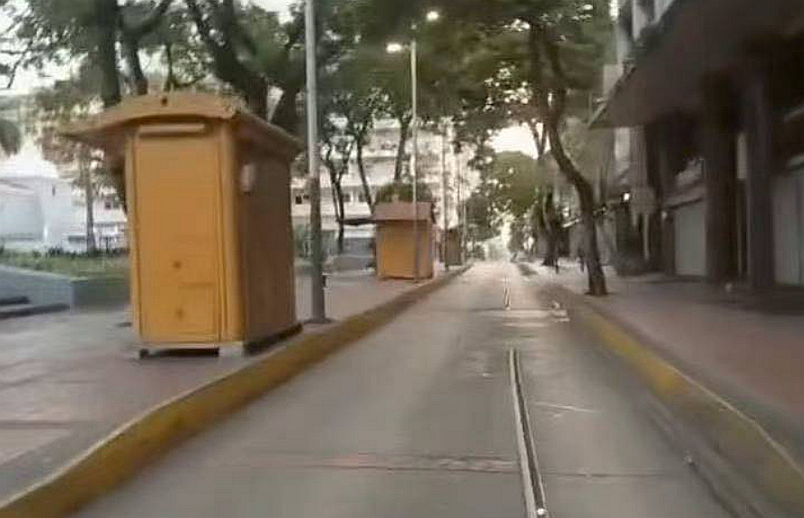 3日上午的委内瑞拉,没有往日周末的人流,也没有街头常见的小贩。受访者供图