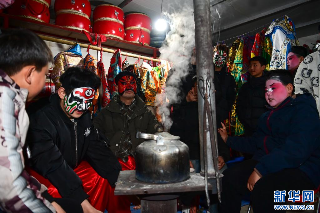 3月2日,陇县黄花峪村社火队队员在相互交流。新华社记者 邹竞一 摄