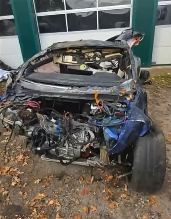 一辆特斯拉Model S Plaid时速285km发生车祸:车内人员幸存