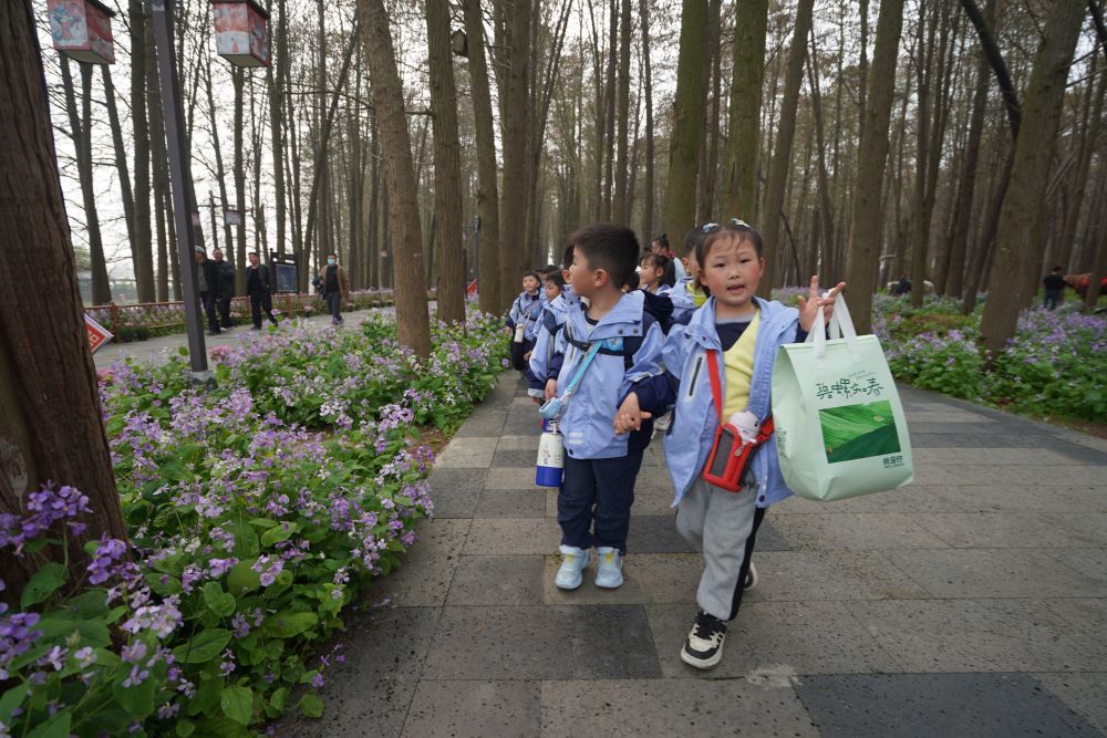 4月1日,一群小朋友在江苏兴化里下河国家湿地公园游玩。新华社发(刘臻睿 摄)