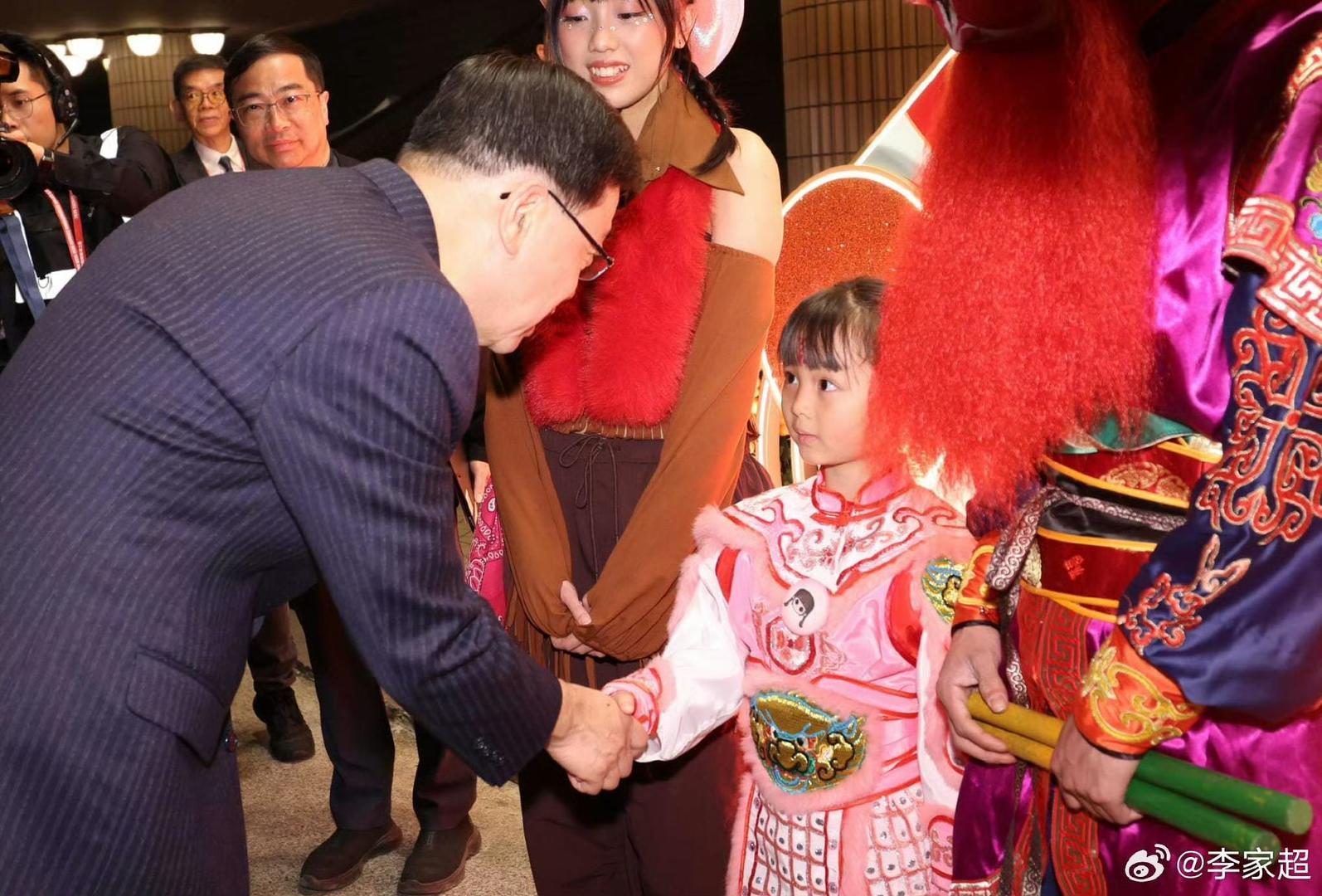 ▲李家超与小恩琪见面握手