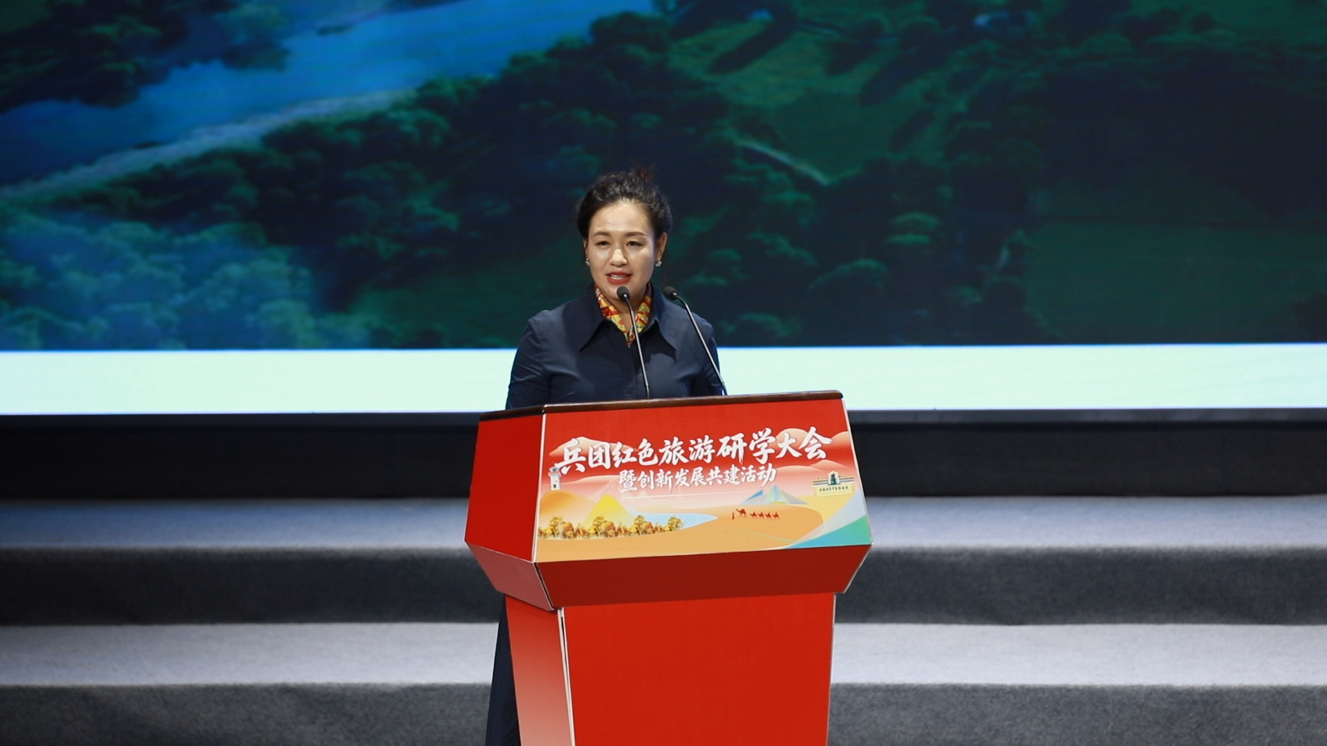 与会领导上台致辞,明晰兵团红色研学发展方向,推动红色文化传承与文旅深度融合。.jpg