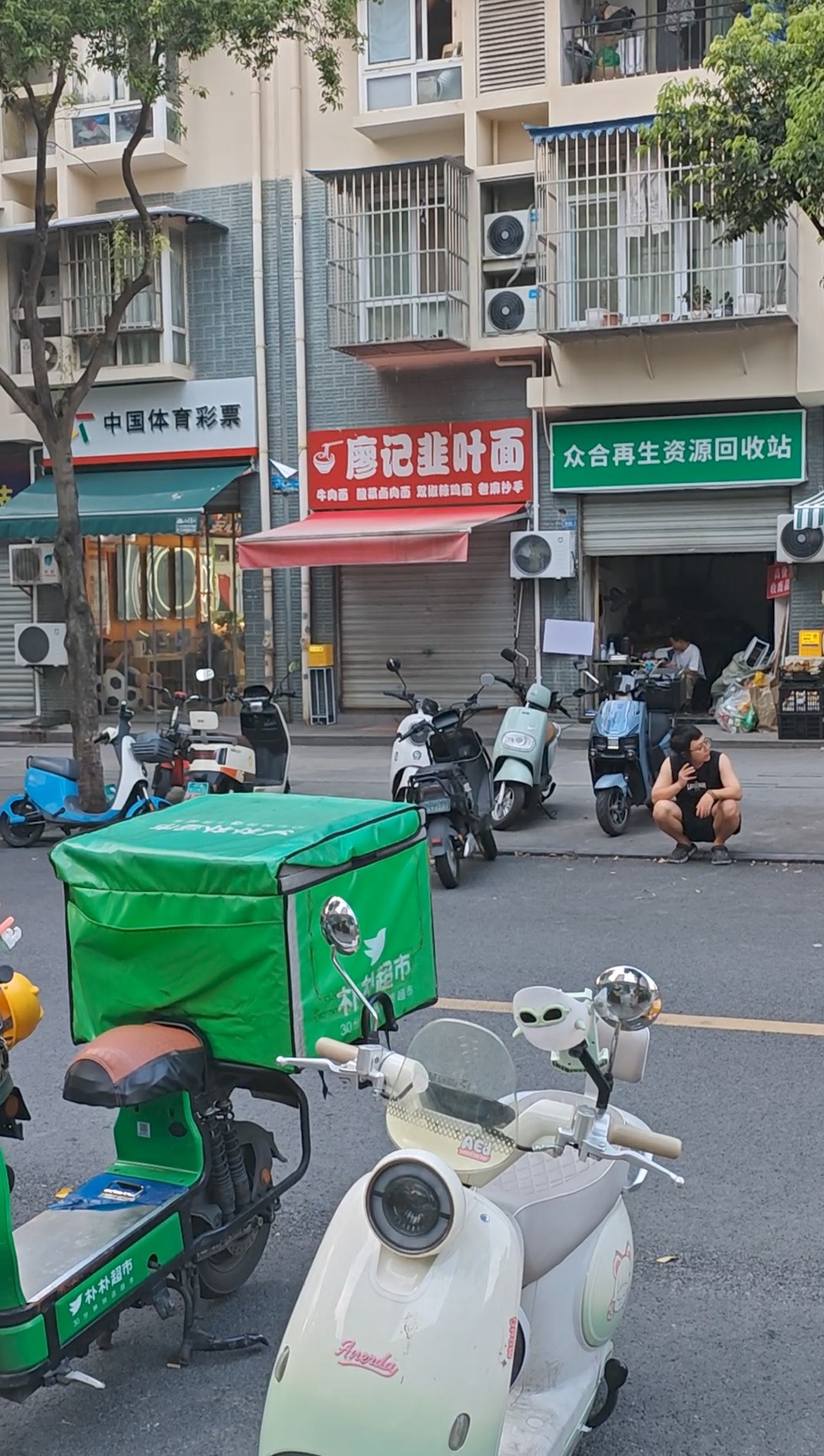 △8月15日下午,小廖的店已闭店。