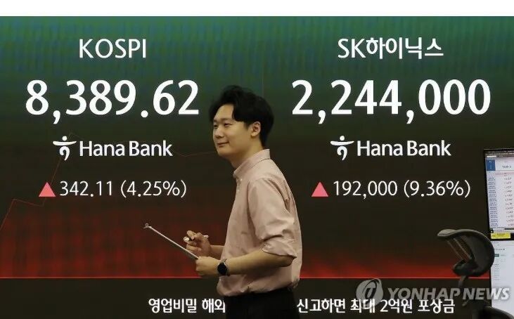 屏幕左侧为韩股实时指数，右侧为SK海力士实时报价。这两个数值，已经占据着韩国人的生活