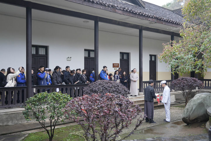 2025年3月15日,学生在湖南第一师范学院城南书院校区听取沉浸式大思政课。新华社记者 戴斌 摄