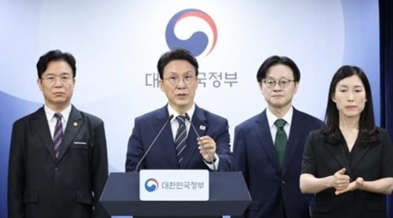 金民锡17日发表讲话时的画面 图源：韩媒