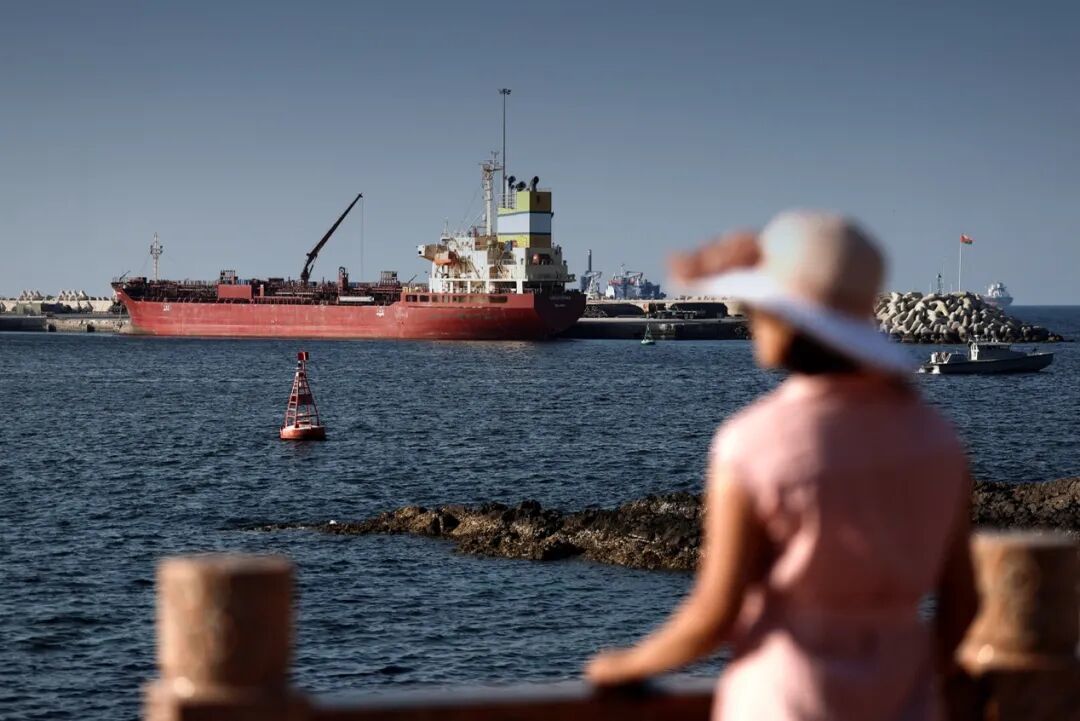 3月7日,阿曼马斯喀特,一艘油轮停泊在海上。伊朗此前封锁了霍尔木兹海峡。(图源:路透社)