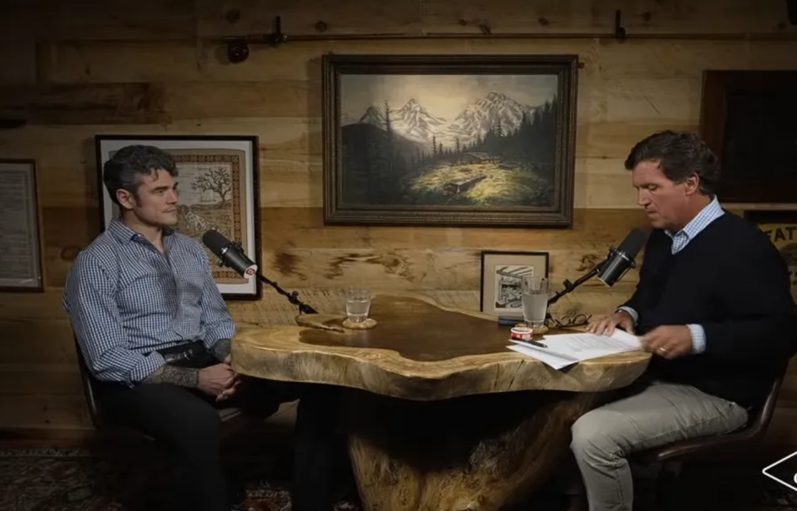 ▲肯特(左)参与卡尔森播客节目