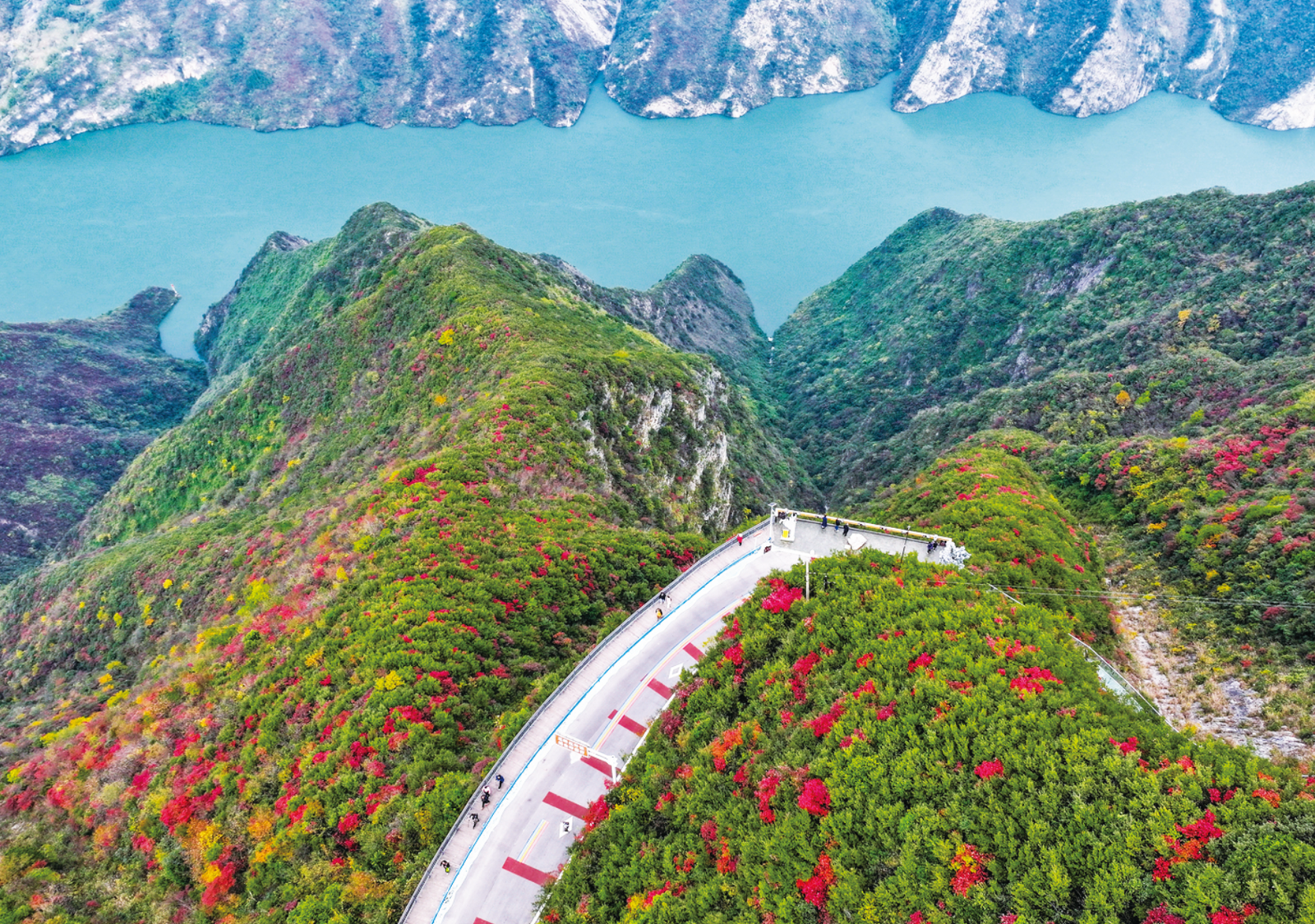 2025年11月22日，重庆市巫山县境内的长江巫峡风光。王全超 摄