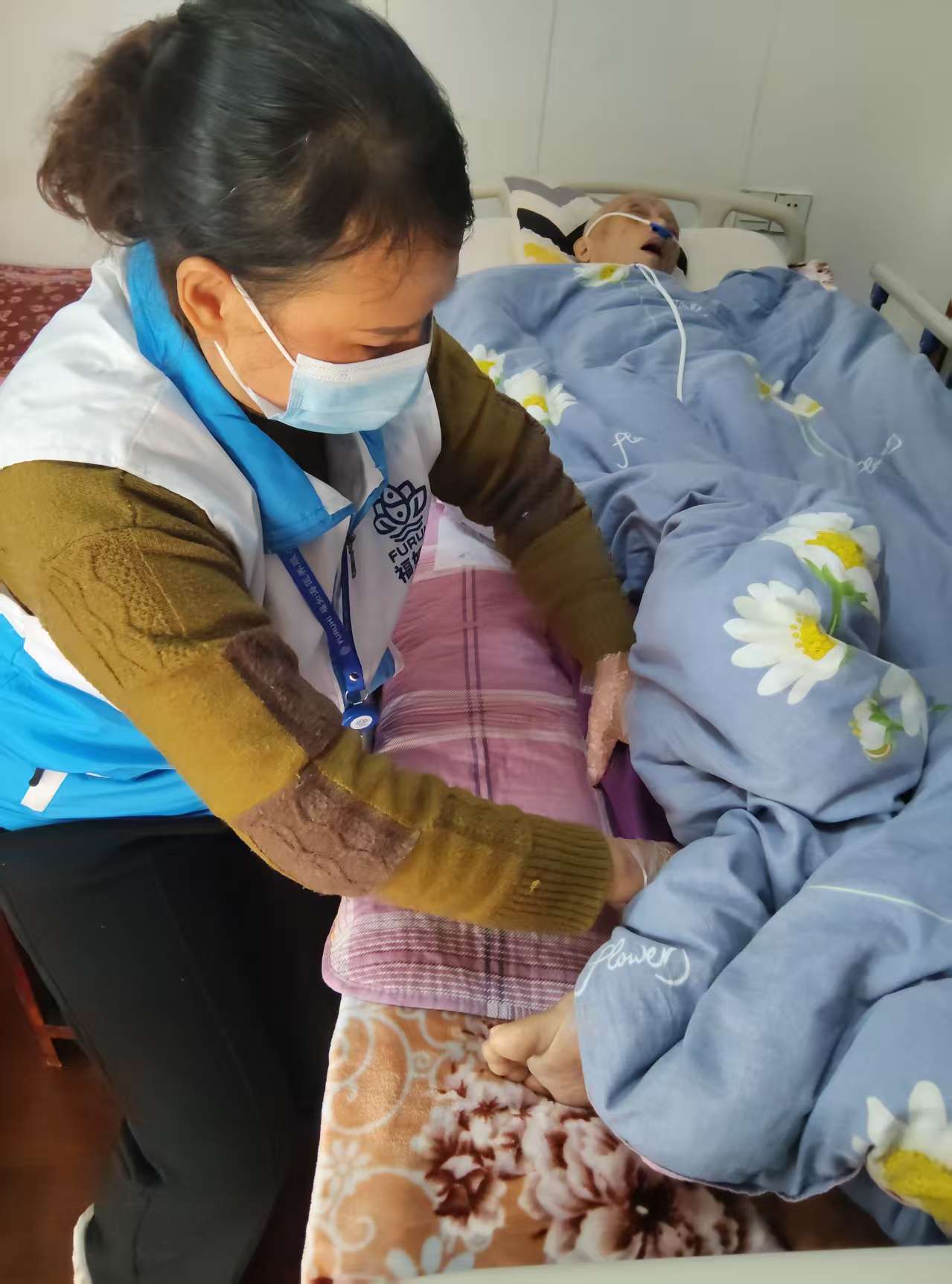 图为浙江宁波的护士员小裘上门为失能老东说念主进行长护服务 郭晋晖/摄