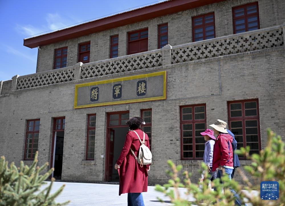 游客从将军楼前走过(2026年6月5日摄)。新华社记者 徐嘉懿 摄