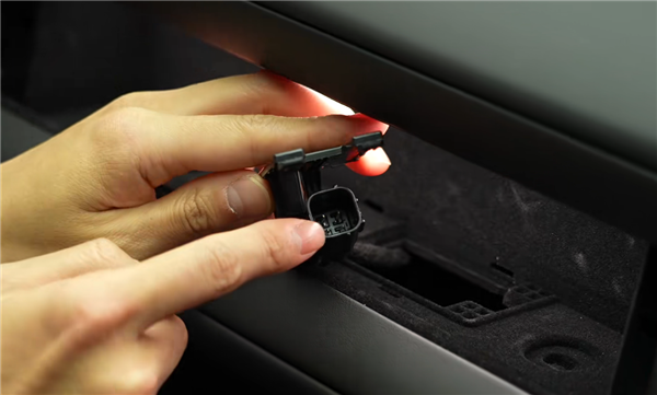 全新问界M6内饰解禁：整车10磁吸点位 副驾灵感橱窗创意太绝