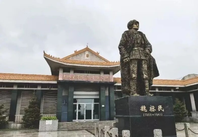 吉林市革命烈士陵园，魏拯民雕像 资料图片_副本.jpg