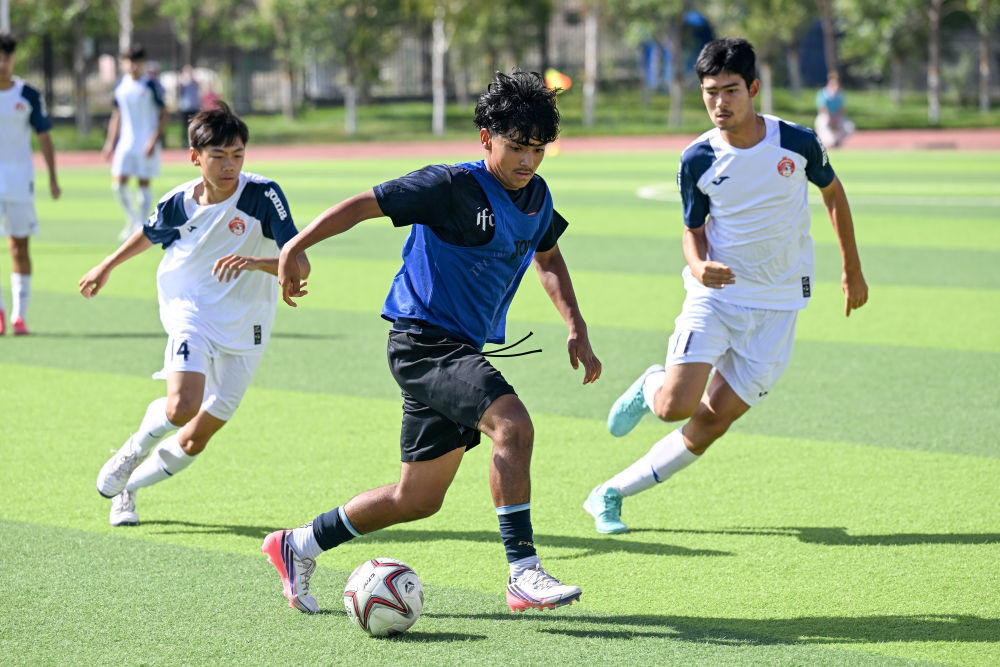 2026年8月8日，在乌鲁木齐举行的中国新疆—美国加利福尼亚州青少年足球友谊赛上，中美两国运动员同场竞技。