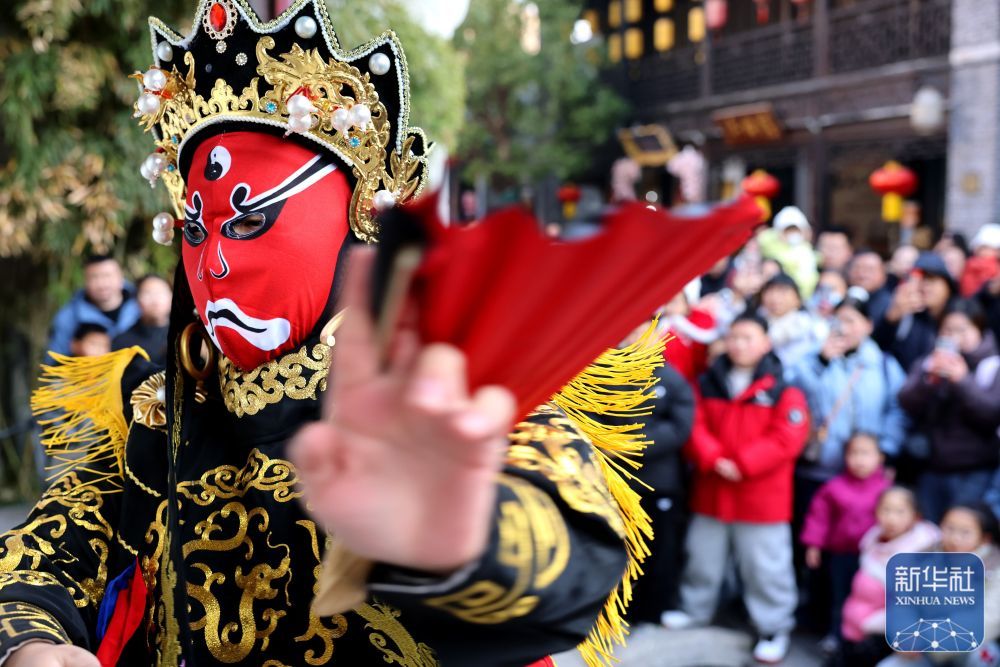 ↑ 1月1日,在京杭大运河畔的山东省枣庄市台儿庄古城,民间艺人在进行“变脸”表演。新华社发(孙中喆 摄)