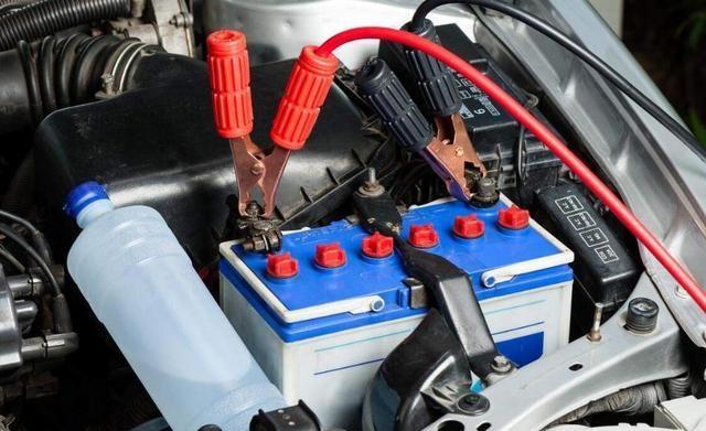 开了五年自动挡车，真的后悔没早知道：没电别傻推，老司机教你两招-有驾