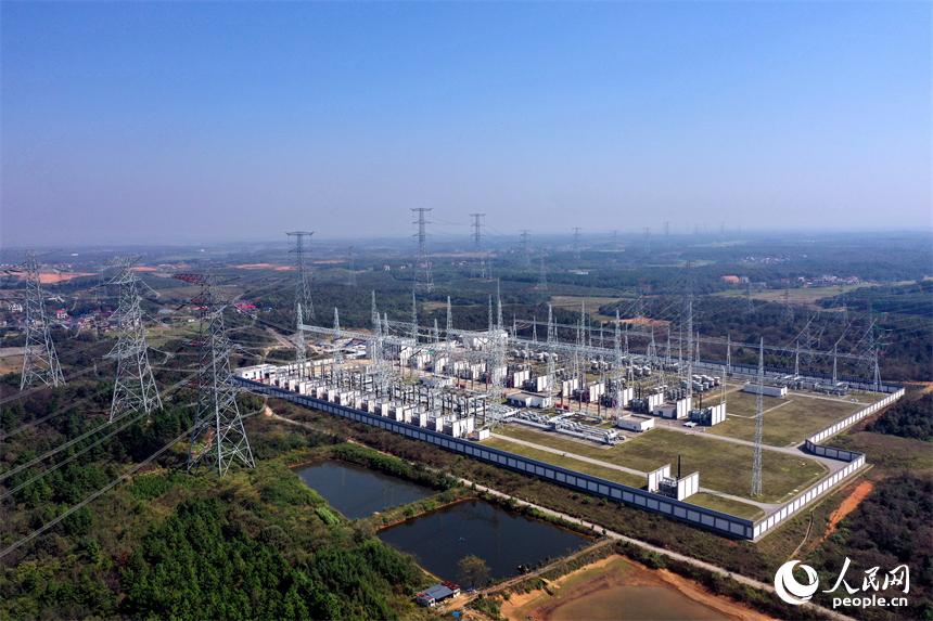 江西南昌1000千伏变电站主变扩建工程顺利完成送电调试,标志着江西省“六张网”首个新型电网重点工程建成投运。 人民网记者 时雨摄