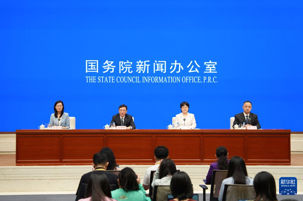 7月20日,国务院新闻办公室在北京举行新闻发布会,工业和信息化部总工程师王卫明,工业和信息化部新闻发言人、运行监测协调局局长陶青,工业和信息化部新闻发言人、信息通信管理局局长谢存介绍2026年上半年工业和信息化发展情况,并答记者问。新华社记者 任鹏飞 摄