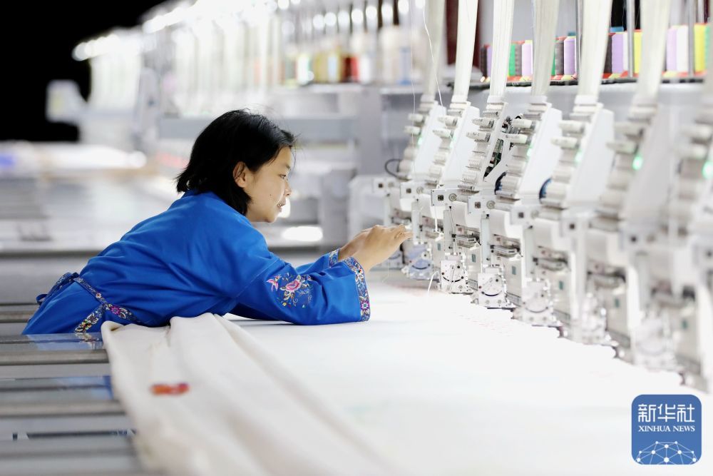 ↑ 2月24日,工人在贵州省黔东南苗族侗族自治州施秉县一家数字化苗绣企业生产车间赶制订单产品。新华社发(邰胜智摄)