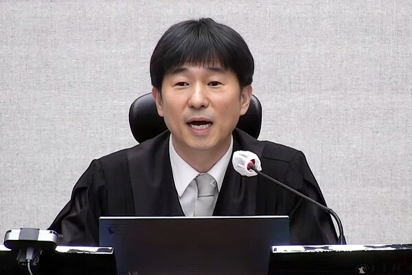 ◆2月19日,首尔中央地方法院,审判长就前总统尹锡悦涉嫌内乱案宣读判决书。(来源:首尔中央地方法院)