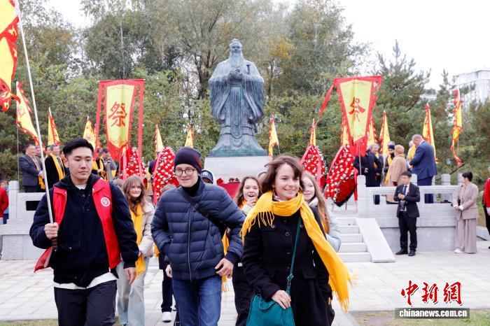 当地时间2025年9月28日，第二届“孔子文化节”在莫斯科中国贸易中心举行。中俄各界人士共同纪念孔子诞辰2576周年。 中新社记者 田冰 摄