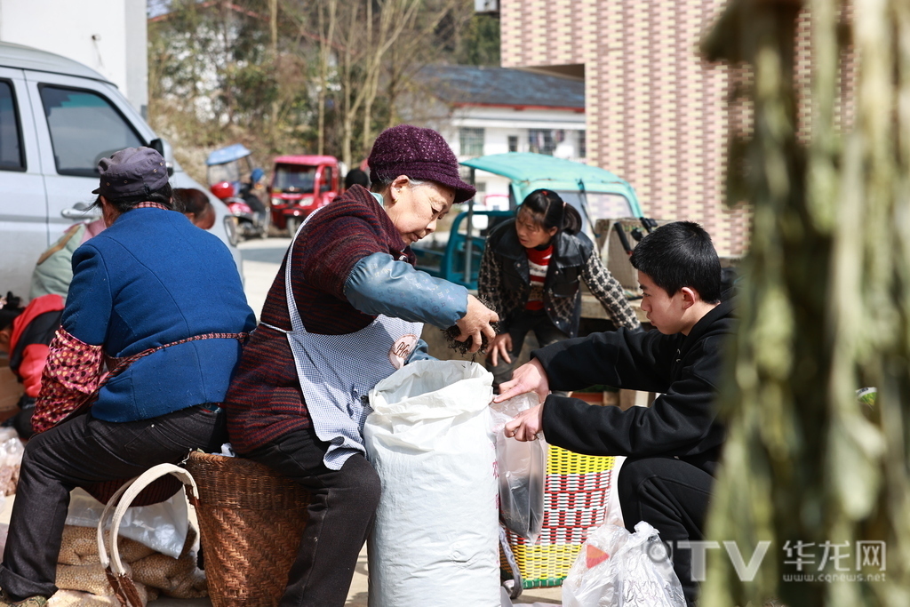 村民们帮忙将主播卖出的土货分装。 第1眼TV-华龙网记者 罗杰 摄