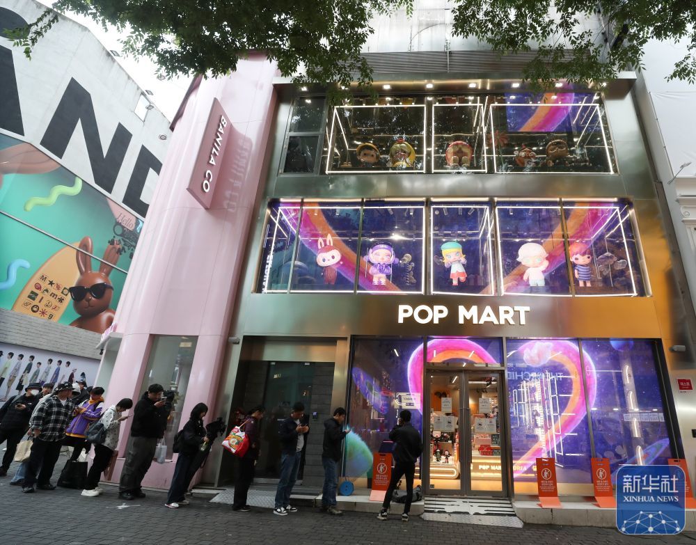 ↑2025年5月20日，消费者在韩国首尔明洞街区的泡泡玛特店面前排队。