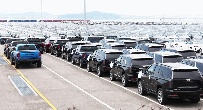 停放在平泽港的美国品牌汽车