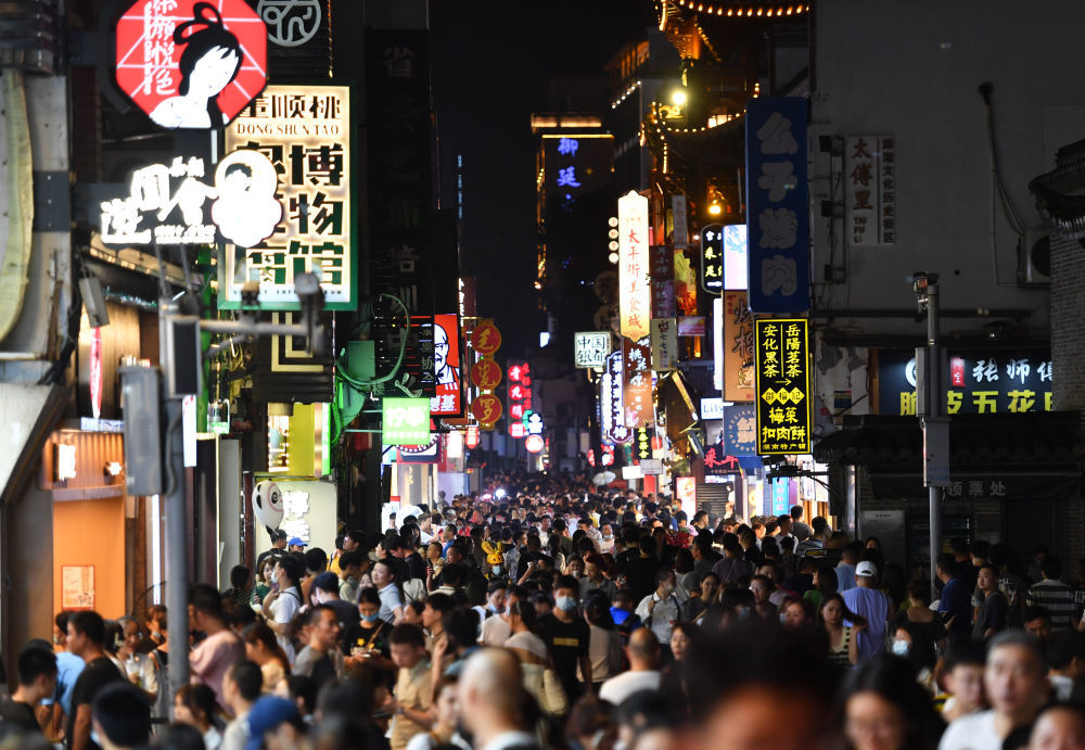 游客在长沙市太平古街休闲游览(2022年7月29日摄)。“十四五”期间,非物质文化遗产、文博IP等消费爆款频现,城市漫步、中式茶饮等成为时尚消费潮流,各地推行各类优惠、补贴,释放消费潜能,激发市场活力。