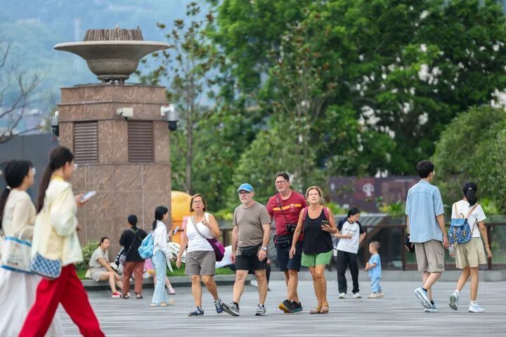 8月10日，外国游客在重庆市渝中区朝天门广场游玩。新华社记者 黄伟 摄