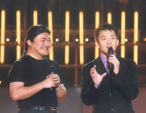2001年,刘欢参加对外经贸大学50周年校庆晚会。 受访者 供图