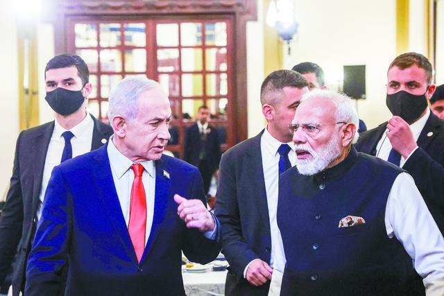 26日，内塔尼亚胡（前排左）与莫迪（前排右）出席记者会。（视觉中国）