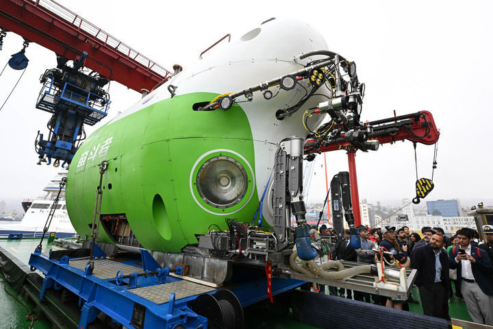 2026年1月19日，在停靠于智利中部瓦尔帕莱索港的中国“探索一号”科考船上，人们参观“奋斗者”号载人潜水器。新华社发（豪尔赫&middot;比列加斯 摄）