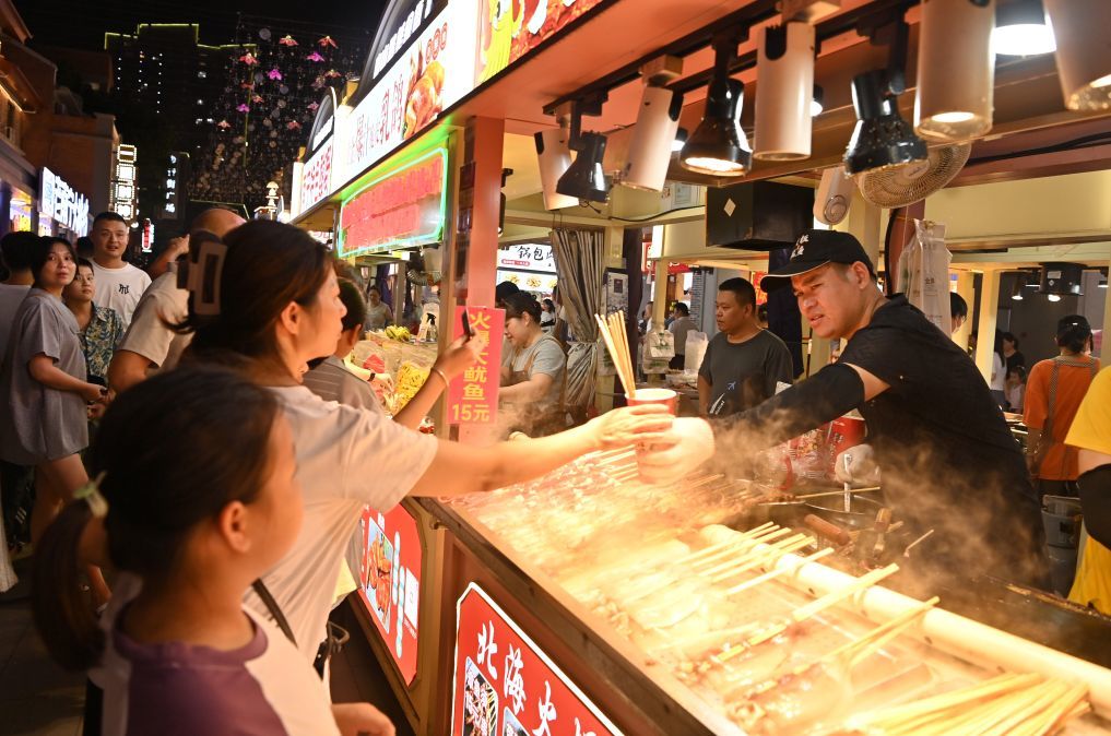 7月29日,游客在广西南宁市中山路夜市购物消费。新华社记者 陆波岸 摄