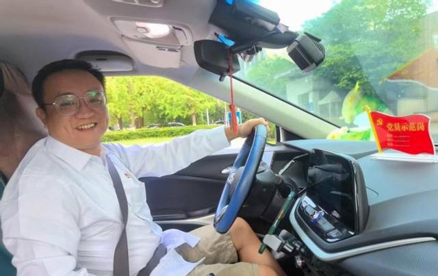网约车司机抓间谍，至少50万奖金轻松入手，谁能告诉我这是什么品牌，我也想买一台，不是为了抓间谍拉客，而是闲得难受拉游客转悠-有驾