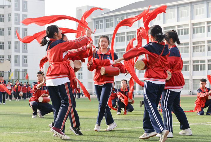 2022年4月26日,在陕西延安市延安中学枣园校区,学生练习打腰鼓。新华社发(祁家一 摄)