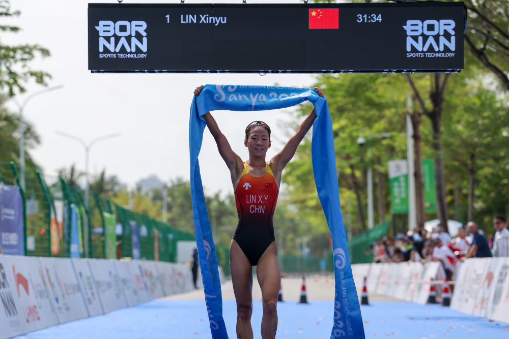 2026年4月23日,中国选手林鑫瑜在游跑两项女子个人赛夺冠后庆祝。新华社记者 朱峥 摄