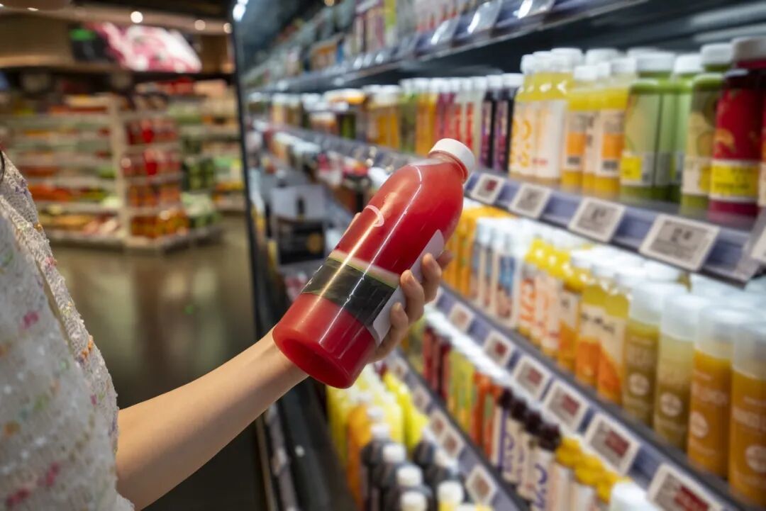 客户在商场选购果汁。图/图虫创意