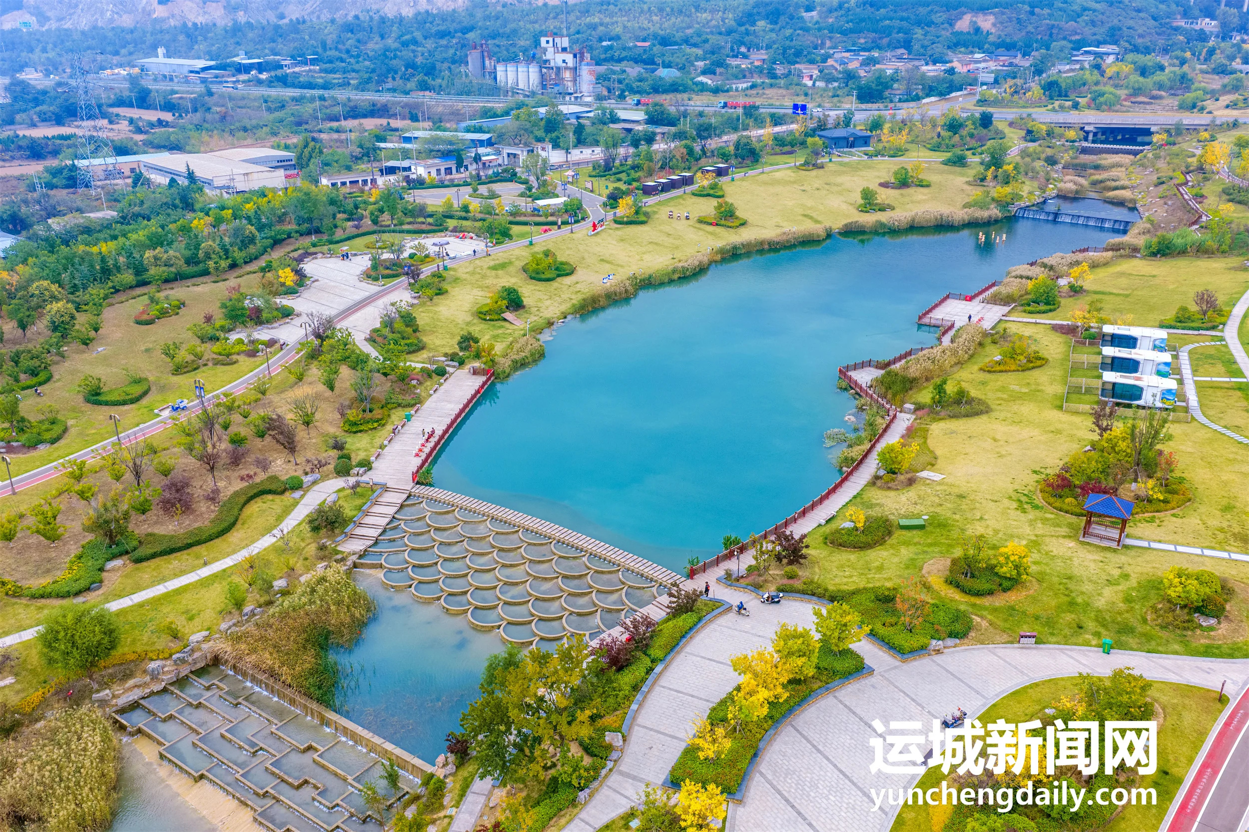 【秋染五龙峪 水清景自优】10月25日，盐湖区解州镇五龙峪生态休闲区