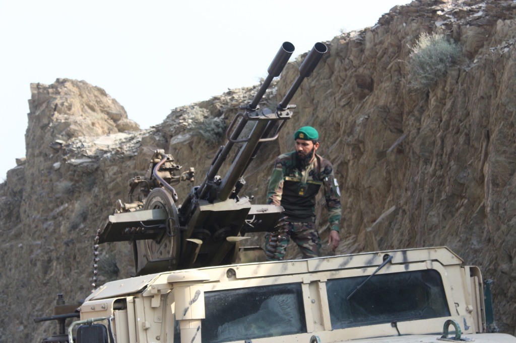 当地时间2026年2月27日,阿富汗安全部队成员在阿富汗楠格哈尔省参与针对巴基斯坦的军事行动。新华社 图