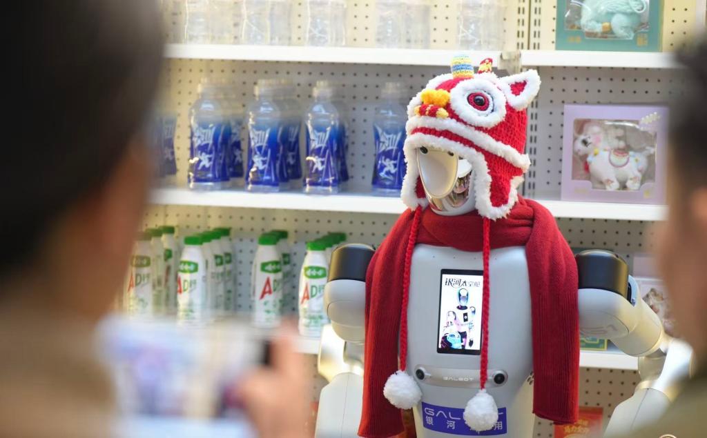 2月19日（大年初三），银河通用机器人在北京大都新春庙会上“变身”超市柜员。（北辰集团供图）