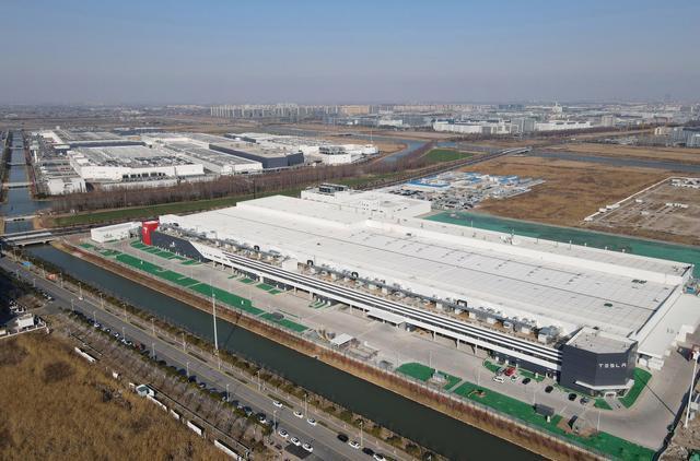 特斯拉暴涨91%，比亚迪暴跌41%！2026新能源车市大洗牌开始？-有驾