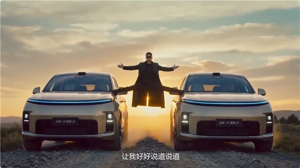 笑不活了 AI李想在L9车顶再现一字马大劈叉