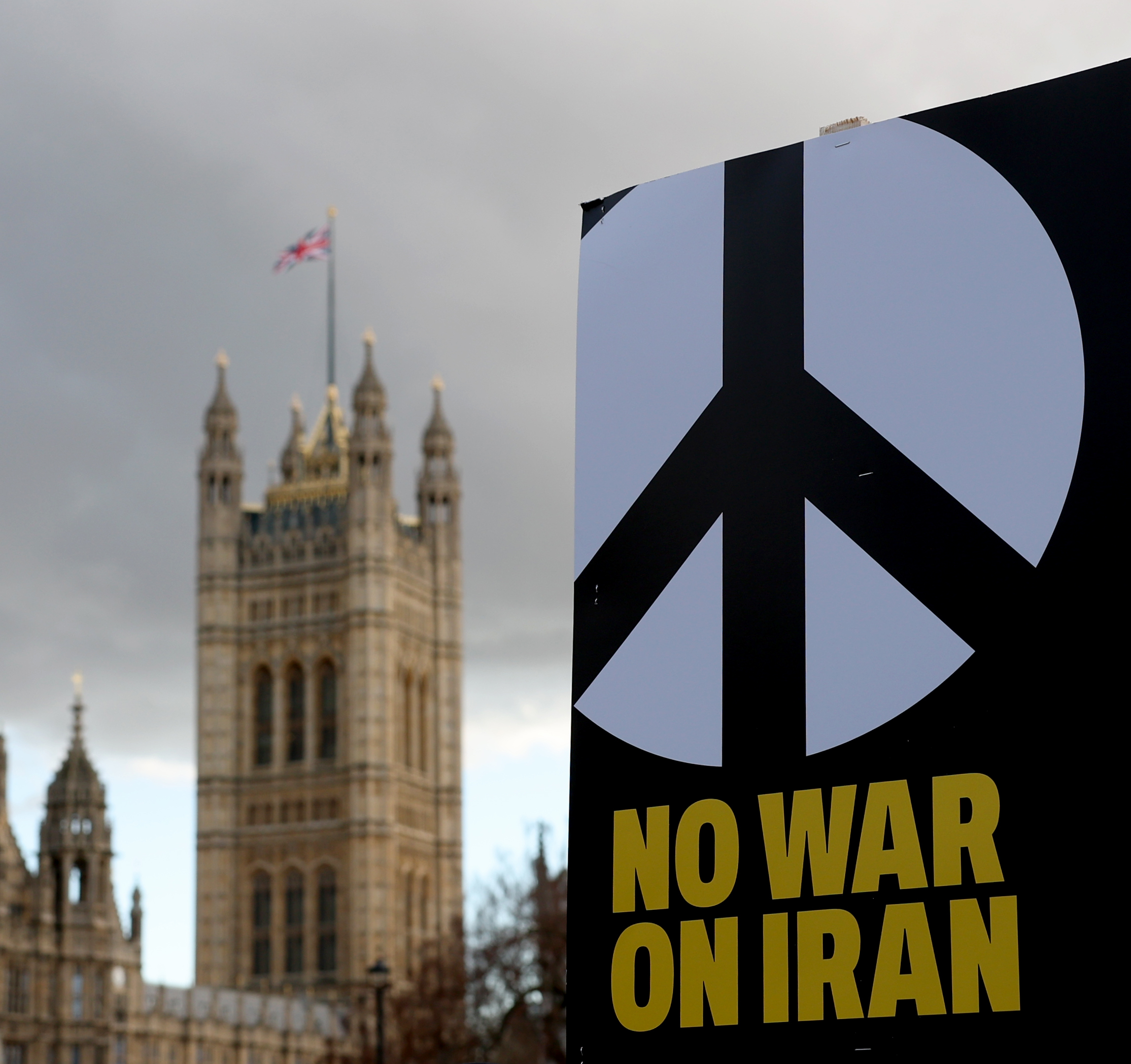 2月28日,民众在英国伦敦议会广场举行示威,抗议美国和以色列军事打击伊朗。新华社记者 李颖 摄