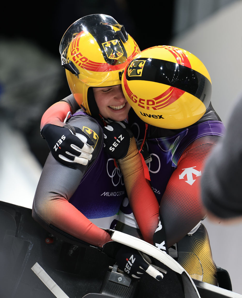 2月11日，德国选手达亚娜/玛格达莱娜在雪橇女子双人赛后庆祝。新华社记者 丁旭 摄