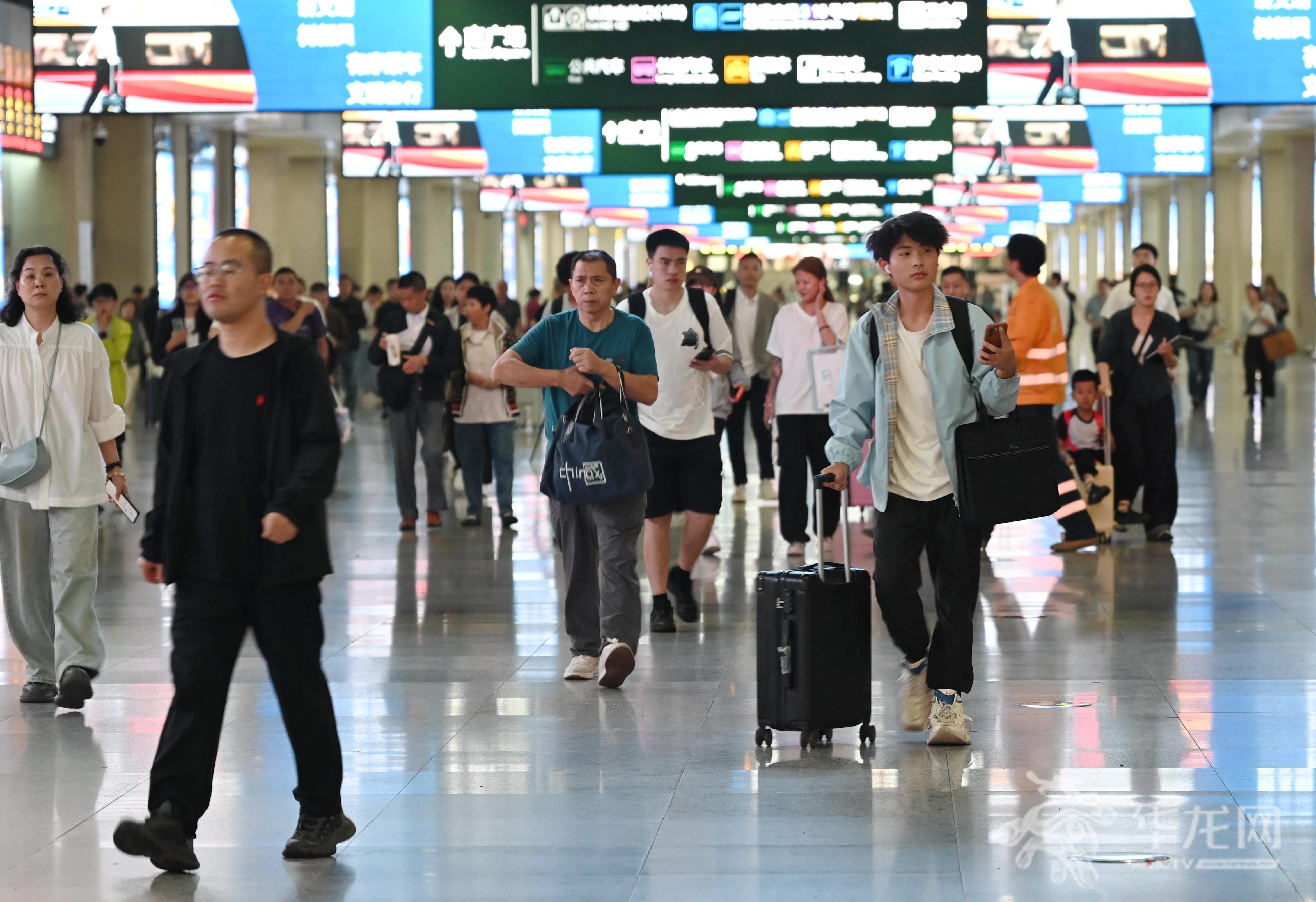 重庆北站旅客有序出站。 第1眼TV-华龙网记者 刘润 摄