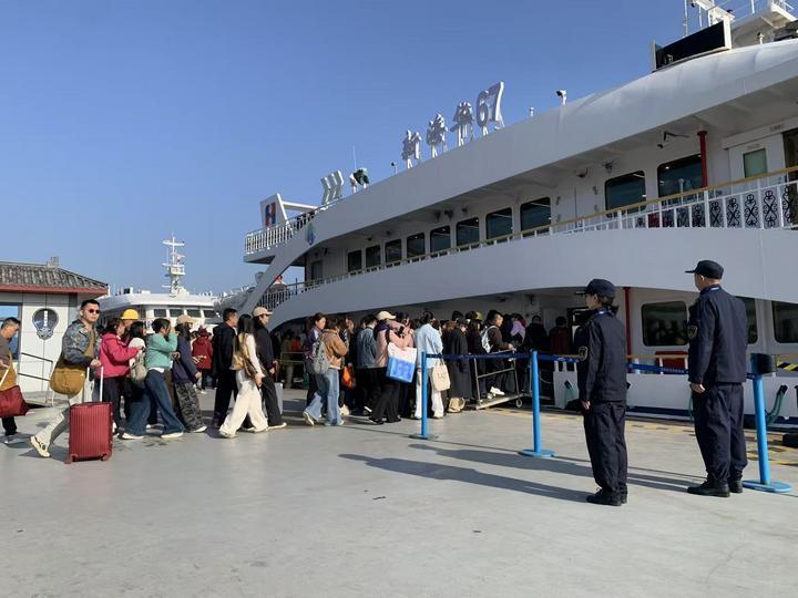 春节假期，海事执法人员开展“站高峰”确保渡运安全。（冯卓颖 摄）