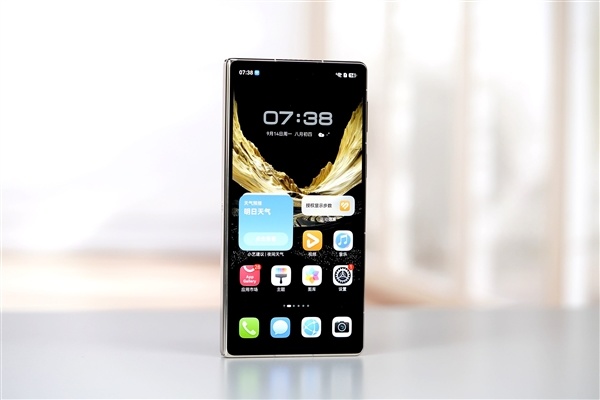 全新展翼三折叠手机！华为Mate XT 2非凡大师图赏
